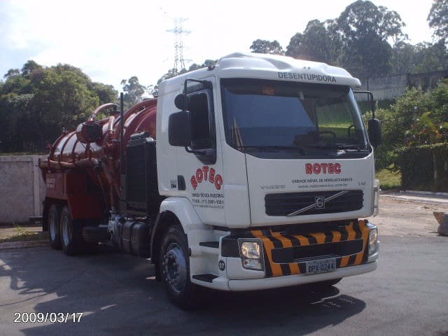 Caminhão desentupidora ROTEC com tanque de sucção