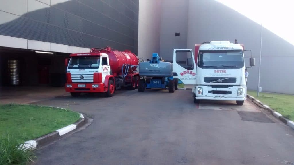 Frota ROTEC posicionada em área industrial