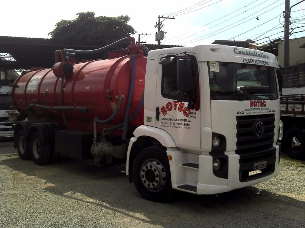 Caminhão auto vácuo ROTEC com tanque vermelho