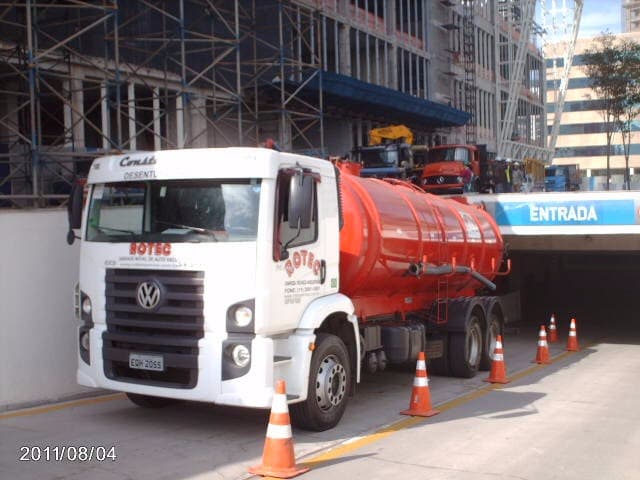 Caminhão auto vácuo ROTEC em atendimento na entrada de um edifício