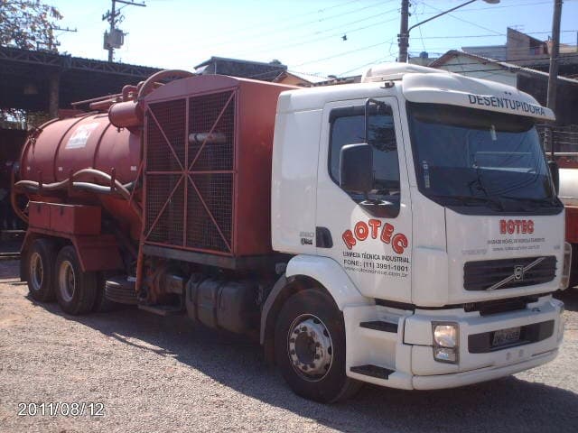 Caminhão desentupidora ROTEC com tanque vermelho