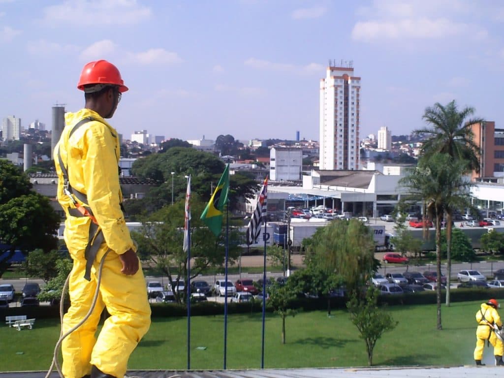 Técnico ROTEC com EPI e capacete em cobertura