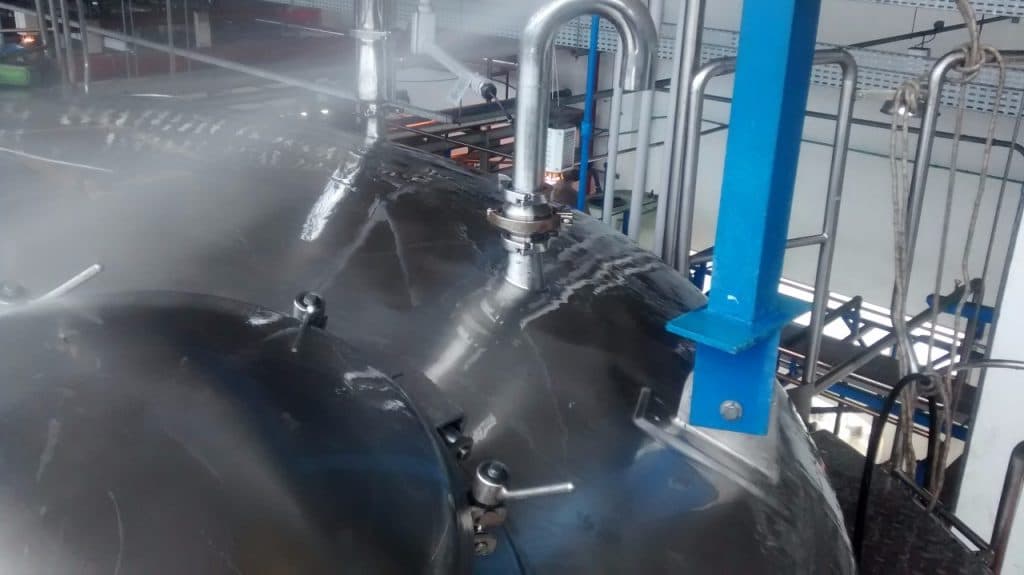 Hidrojateamento de alta pressão em tubulação industrial