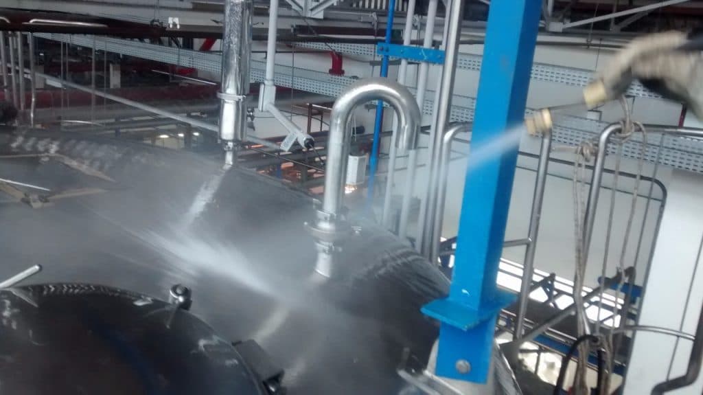 Jato de alta pressão limpando tubulação industrial