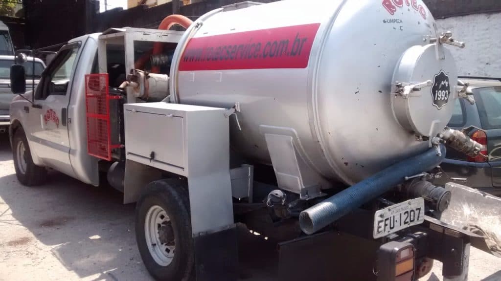 Caminhonete ROTEC com tanque de hidrojateamento
