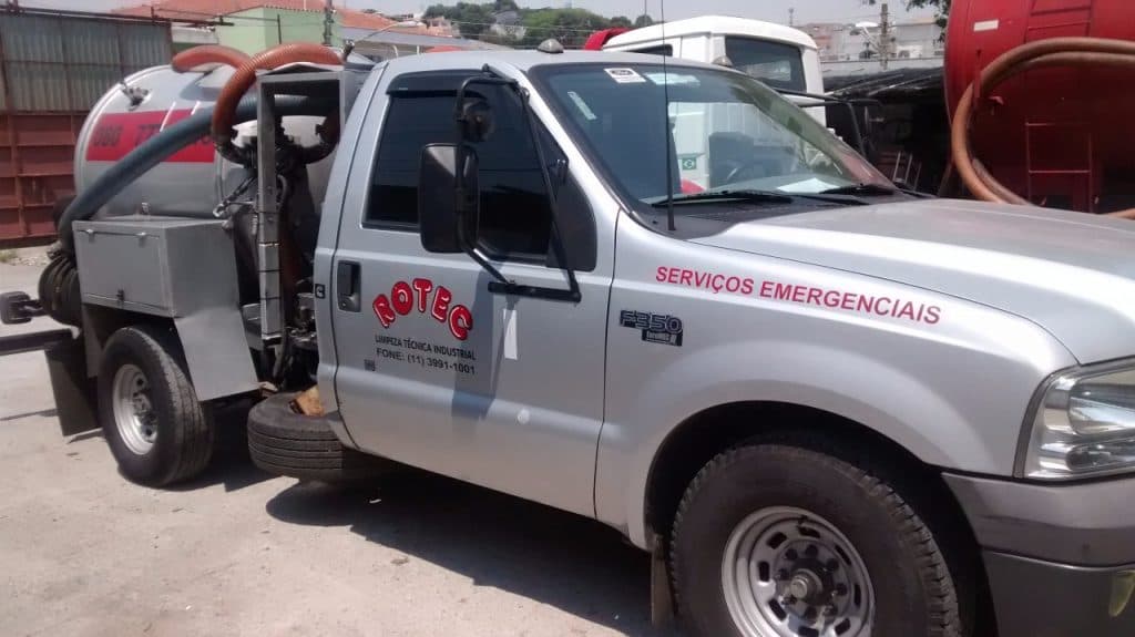 Caminhonete ROTEC de serviços emergenciais com equipamento de sucção