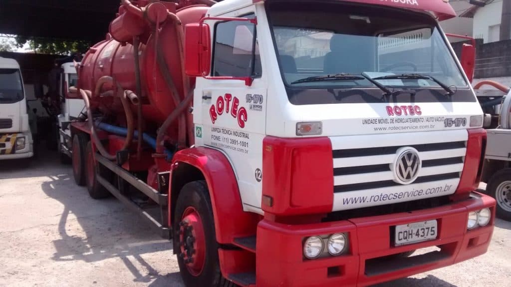 Caminhão auto vácuo ROTEC vermelho e branco