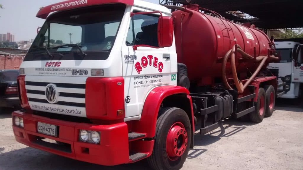 Caminhão auto vácuo ROTEC vermelho visto de frente