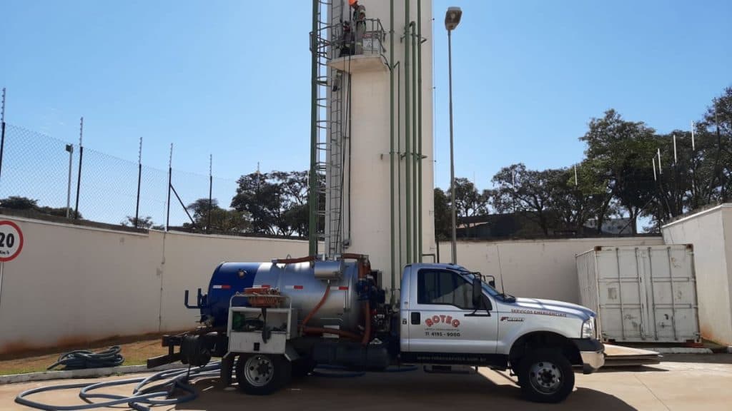 Caminhonete ROTEC com unidade de hidrojateamento em obra